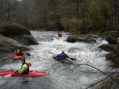 L'entrée du rapide de classe 4 à la fin de la descente